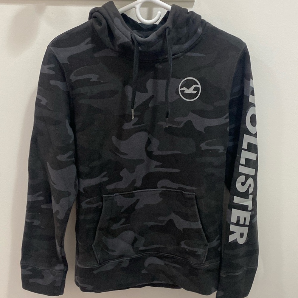MENS. HOLLISTER HOODIE. XS Black and Grey CAMO.
